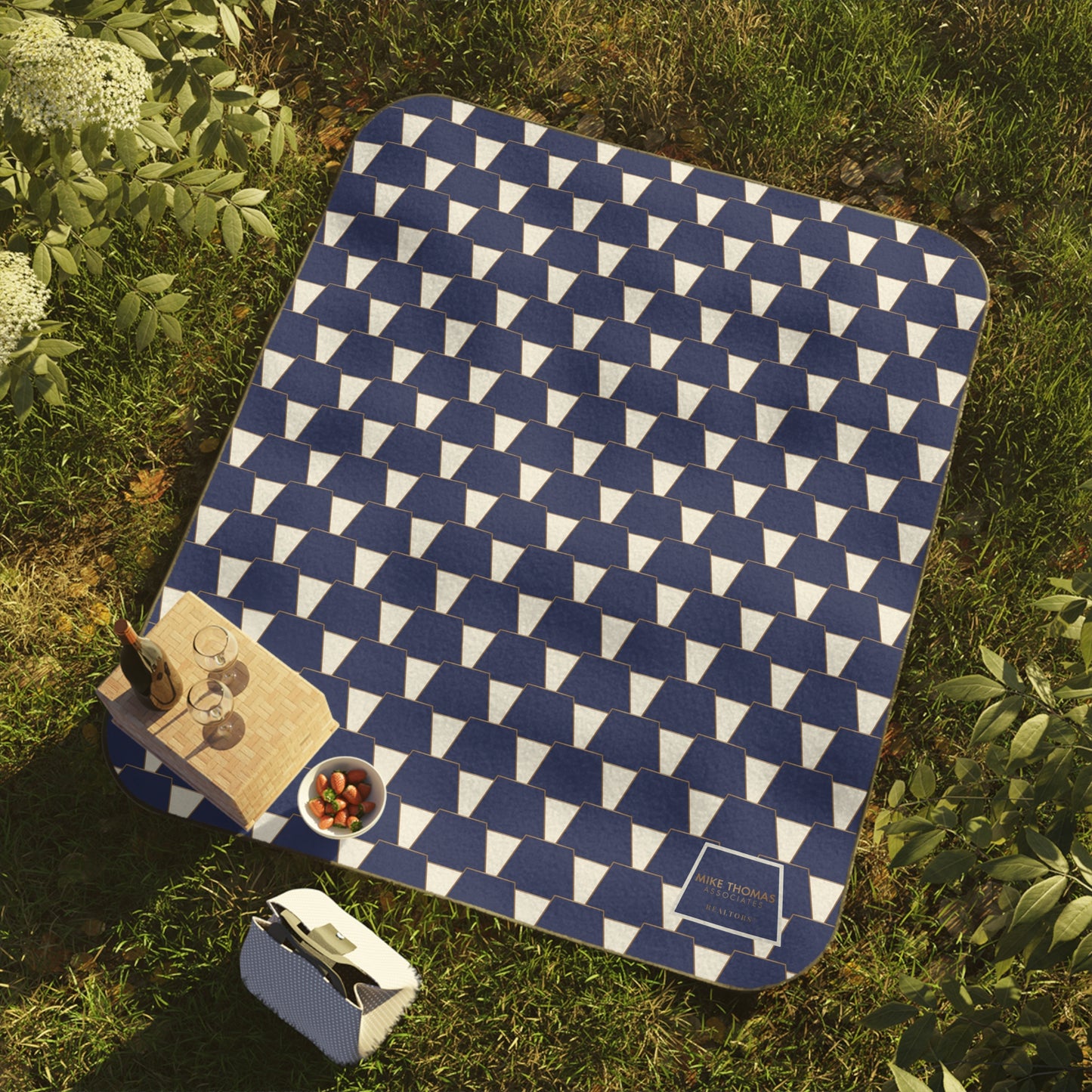 Stylish Picnic Blanket for Outdoor Adventures - Geometric Design